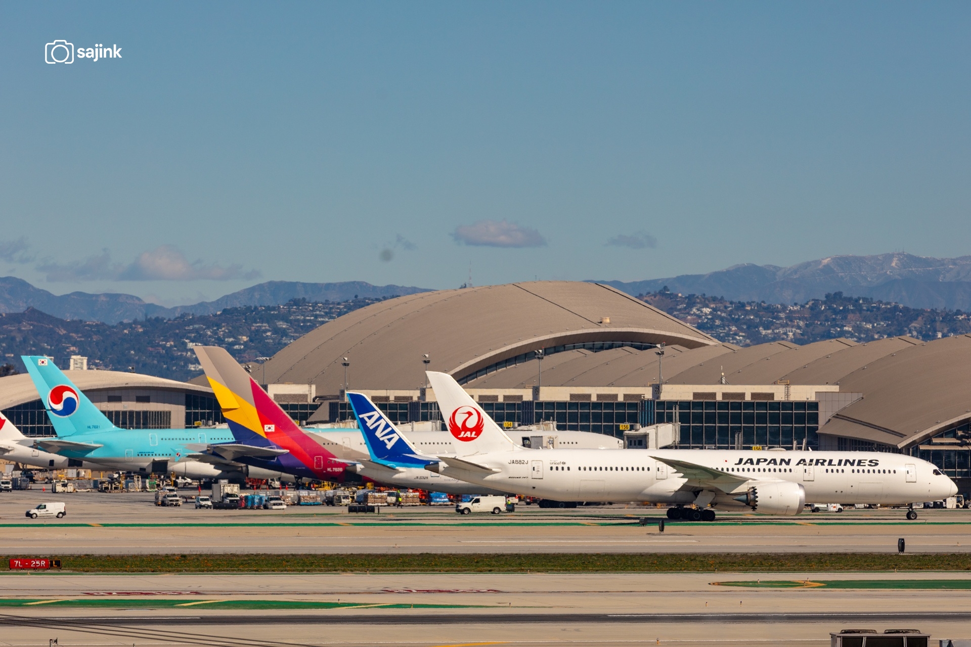 Korea vs Japan at LAX – 2 Korean & 2 Japanese Jets at Terminal B